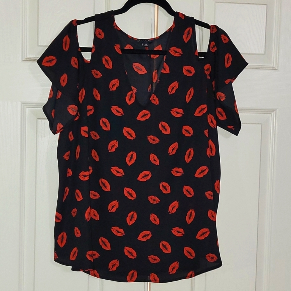 Torrid sz 00 black w red lips, cold shoulder blouse 100%polyester